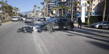 Siirt’te hafif ticari araçla çarpışan motosikletli yaralandı