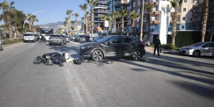 Siirt’te hafif ticari araçla çarpışan motosikletli yaralandı
