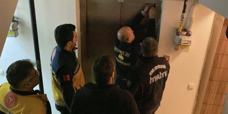 Asansörde mahsur kalanların yardımına itfaiye ekipleri koştu