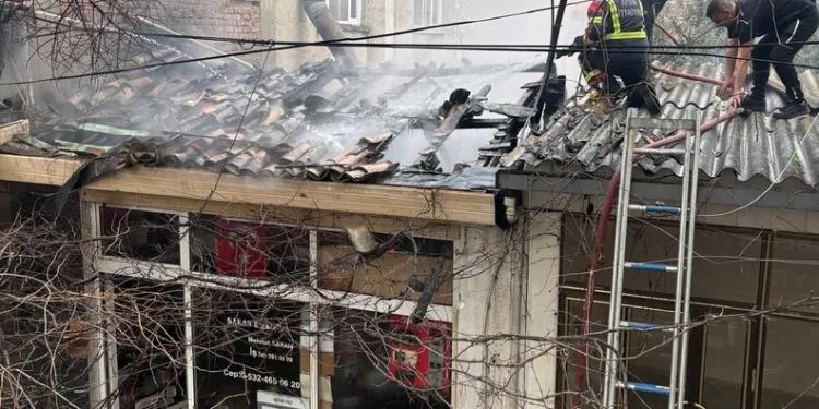 Asansörde mahsur kalanların yardımına itfaiye ekipleri koştu