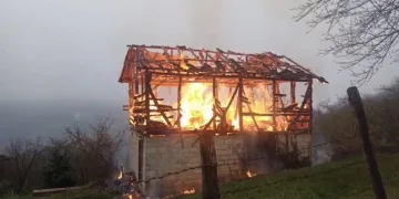 Asansörde mahsur kalanların yardımına itfaiye ekipleri koştu