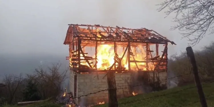 Asansörde mahsur kalanların yardımına itfaiye ekipleri koştu