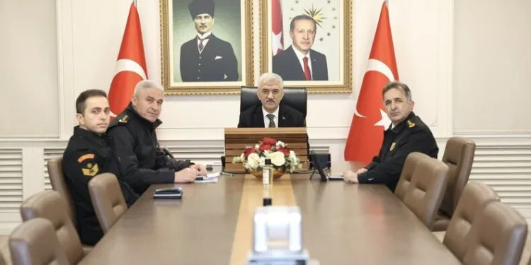Asansörde mahsur kalanların yardımına itfaiye ekipleri koştu