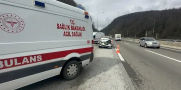 Bolu Dağı Tüneli’nde otomobille kamyonet çarpıştı: 2’si çocuk 4 yaralı