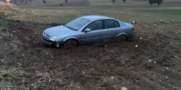 Bolu Dağı Tüneli’nde otomobille kamyonet çarpıştı: 2’si çocuk 4 yaralı