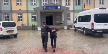 Bolu Dağı Tüneli’nde otomobille kamyonet çarpıştı: 2’si çocuk 4 yaralı