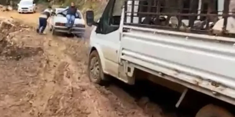 Bolu Dağı Tüneli’nde otomobille kamyonet çarpıştı: 2’si çocuk 4 yaralı