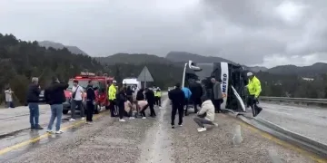 Bolu Dağı Tüneli’nde otomobille kamyonet çarpıştı: 2’si çocuk 4 yaralı