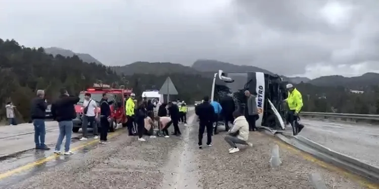 Bolu Dağı Tüneli’nde otomobille kamyonet çarpıştı: 2’si çocuk 4 yaralı