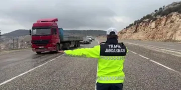 Bolu Dağı Tüneli’nde otomobille kamyonet çarpıştı: 2’si çocuk 4 yaralı
