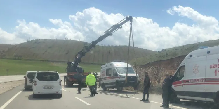 Bolu Dağı Tüneli’nde otomobille kamyonet çarpıştı: 2’si çocuk 4 yaralı