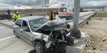 Otomobil demir bariyere ok gibi saplandı: Karı koca ölümden döndü