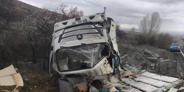 Otomobil demir bariyere ok gibi saplandı: Karı koca ölümden döndü
