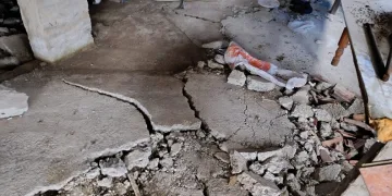 Otomobil demir bariyere ok gibi saplandı: Karı koca ölümden döndü