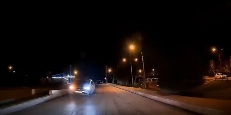 Otomobil demir bariyere ok gibi saplandı: Karı koca ölümden döndü