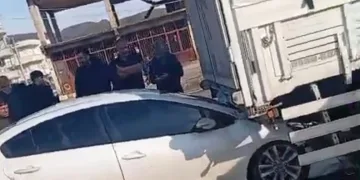 Otomobil demir bariyere ok gibi saplandı: Karı koca ölümden döndü