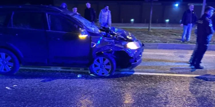 Otomobil demir bariyere ok gibi saplandı: Karı koca ölümden döndü
