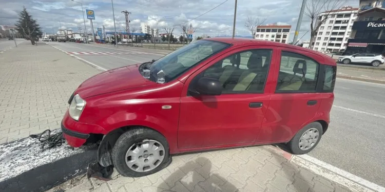 Otomobil demir bariyere ok gibi saplandı: Karı koca ölümden döndü