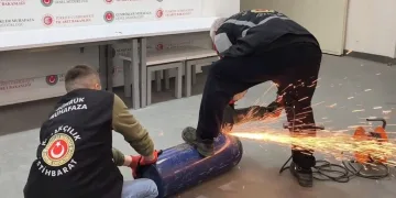 Otomobil demir bariyere ok gibi saplandı: Karı koca ölümden döndü