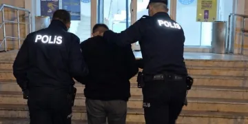 Otomobil demir bariyere ok gibi saplandı: Karı koca ölümden döndü