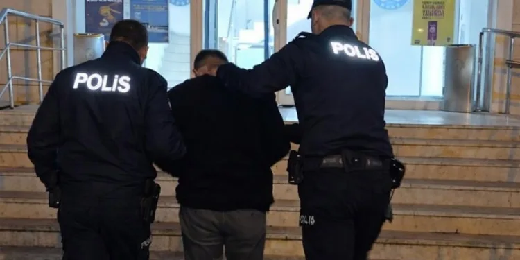 Otomobil demir bariyere ok gibi saplandı: Karı koca ölümden döndü