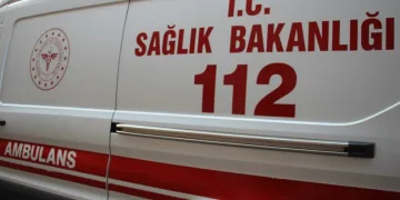 Otomobil demir bariyere ok gibi saplandı: Karı koca ölümden döndü