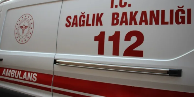 Otomobil demir bariyere ok gibi saplandı: Karı koca ölümden döndü