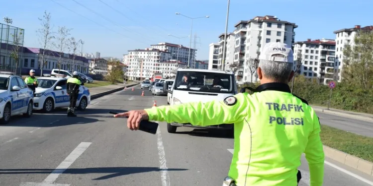 Otomobil demir bariyere ok gibi saplandı: Karı koca ölümden döndü