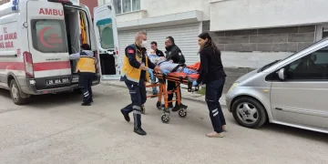 Otomobil demir bariyere ok gibi saplandı: Karı koca ölümden döndü