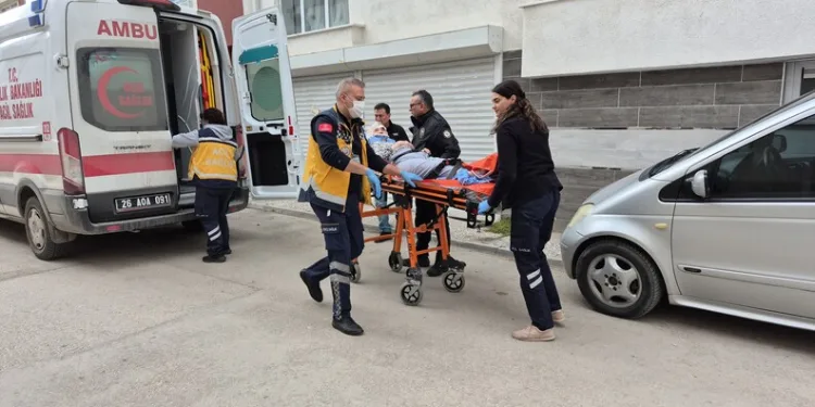 Otomobil demir bariyere ok gibi saplandı: Karı koca ölümden döndü