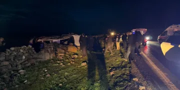 Otomobil demir bariyere ok gibi saplandı: Karı koca ölümden döndü