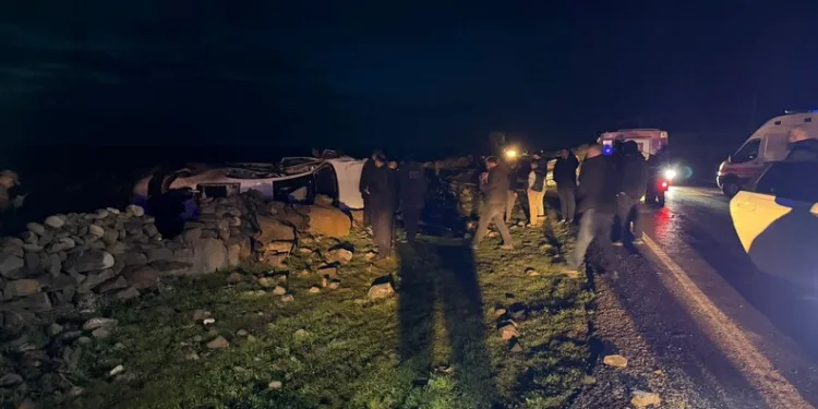 Otomobil demir bariyere ok gibi saplandı: Karı koca ölümden döndü