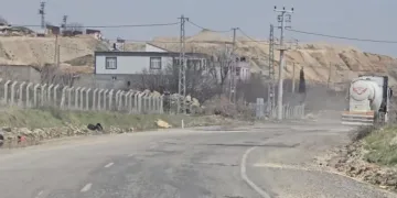 İstanbul’da kaçak içki operasyonu: Baza altından koli koli kaçak içki çıktı