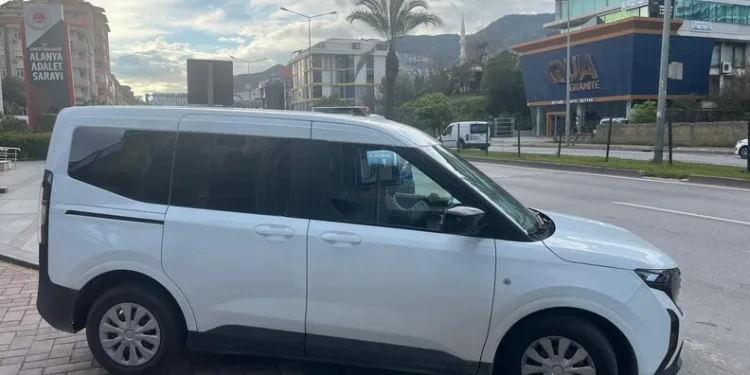 İstanbul’da kaçak içki operasyonu: Baza altından koli koli kaçak içki çıktı