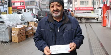 Yaralı sürücü ambulansa binmeyi reddetti, hastaneye taksiyle gitti