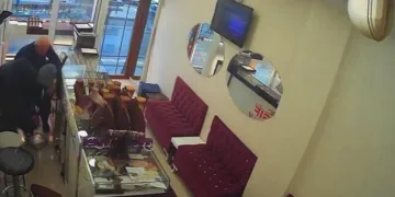Yaralı sürücü ambulansa binmeyi reddetti, hastaneye taksiyle gitti