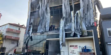 Yaralı sürücü ambulansa binmeyi reddetti, hastaneye taksiyle gitti