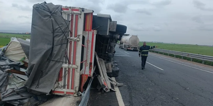 Yaralı sürücü ambulansa binmeyi reddetti, hastaneye taksiyle gitti