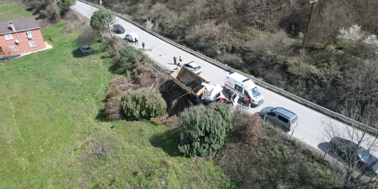 Yaralı sürücü ambulansa binmeyi reddetti, hastaneye taksiyle gitti