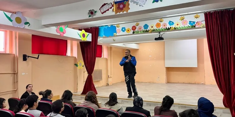 Yaralı sürücü ambulansa binmeyi reddetti, hastaneye taksiyle gitti