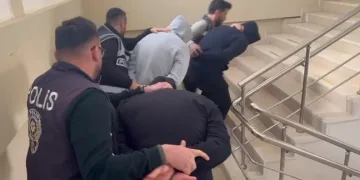 Yaralı sürücü ambulansa binmeyi reddetti, hastaneye taksiyle gitti