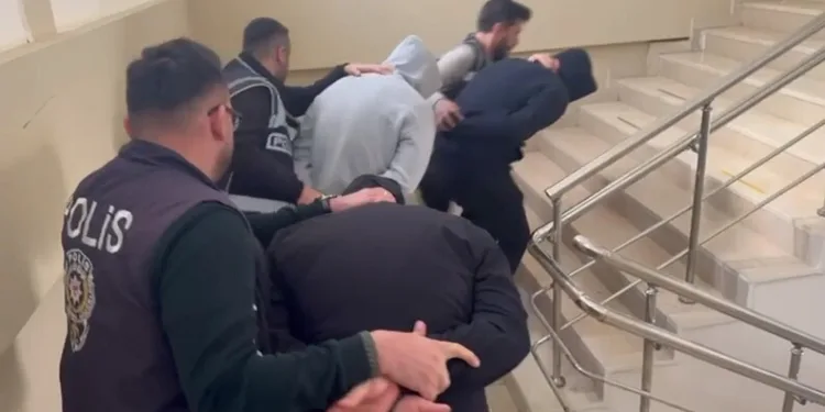 Yaralı sürücü ambulansa binmeyi reddetti, hastaneye taksiyle gitti