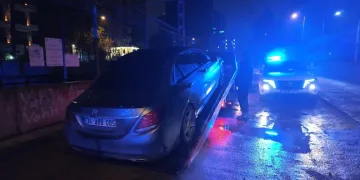 Yaralı sürücü ambulansa binmeyi reddetti, hastaneye taksiyle gitti