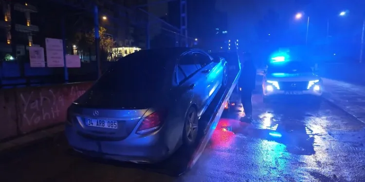 Yaralı sürücü ambulansa binmeyi reddetti, hastaneye taksiyle gitti