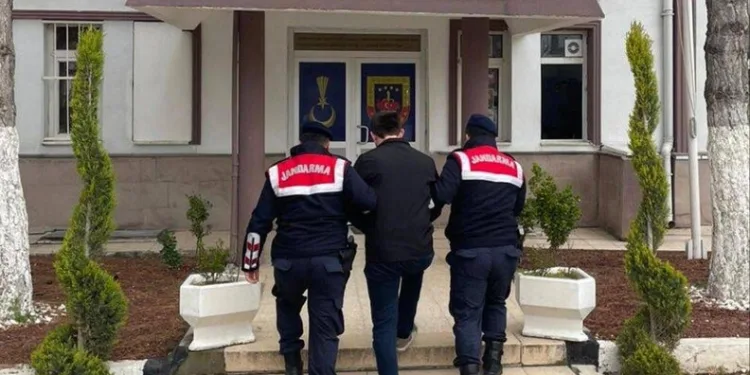 Yaralı sürücü ambulansa binmeyi reddetti, hastaneye taksiyle gitti