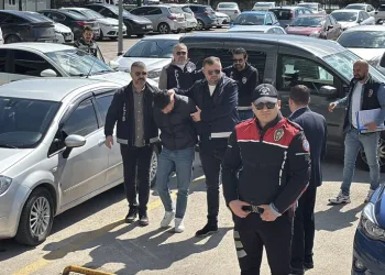 Yaralı sürücü ambulansa binmeyi reddetti, hastaneye taksiyle gitti