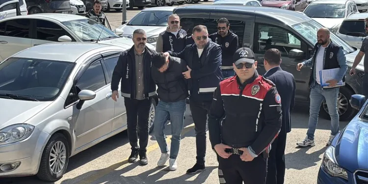 Yaralı sürücü ambulansa binmeyi reddetti, hastaneye taksiyle gitti