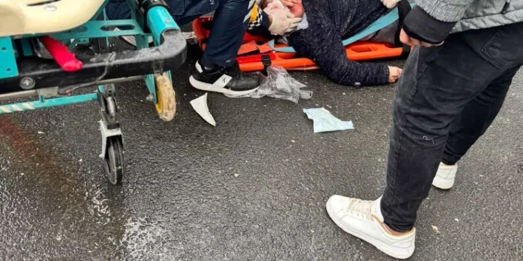 Yaralı sürücü ambulansa binmeyi reddetti, hastaneye taksiyle gitti