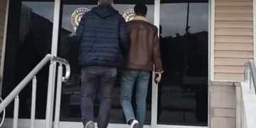 Yaralı sürücü ambulansa binmeyi reddetti, hastaneye taksiyle gitti