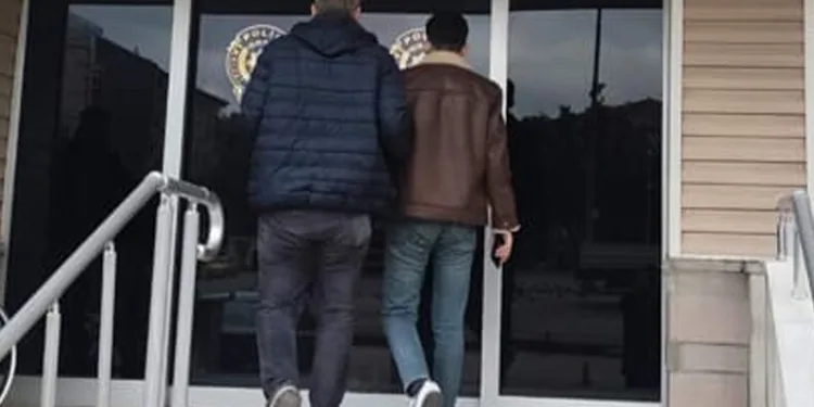 Yaralı sürücü ambulansa binmeyi reddetti, hastaneye taksiyle gitti